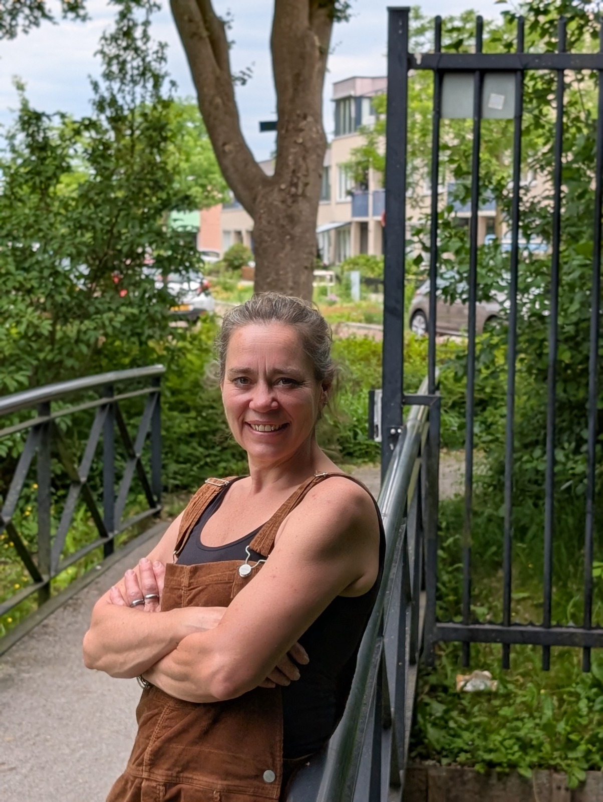 Nathalie van Juf Groen, hovenier, in haar tuinbroek